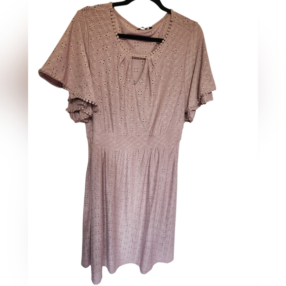 BloomChic Dresses & Skirts - Bloomchic NWT sz 18-20 Eyelet keyhole flutter sleeve dress